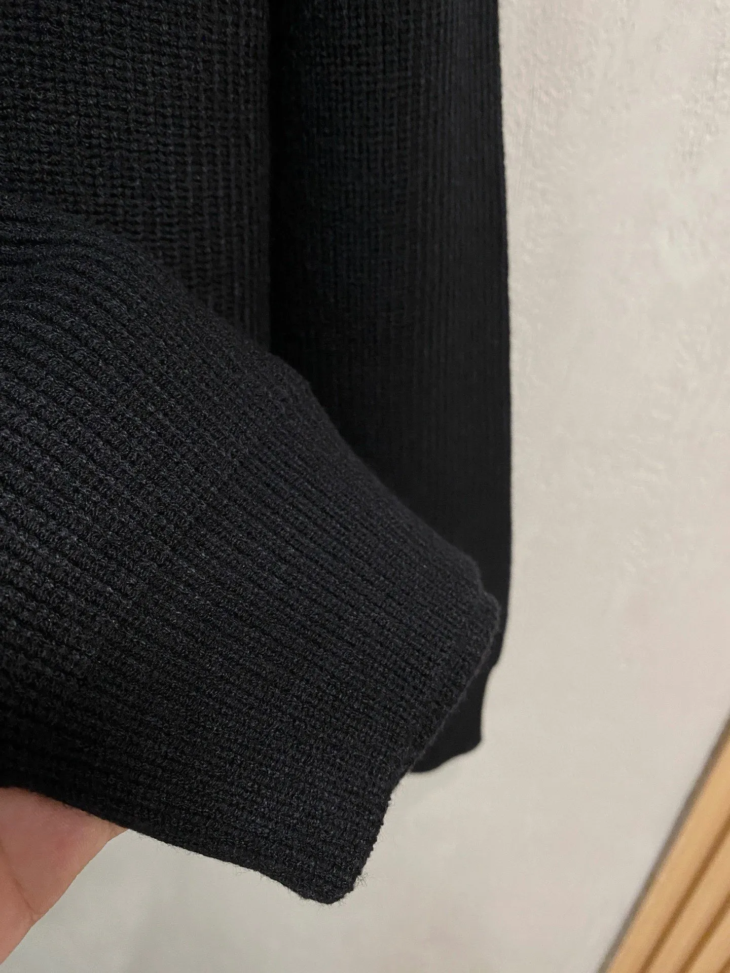🅿️560 【Lv Louis Vuitton】Autumn and winter classic cardigan sweater, in full condition! ! ! Wool blended fabric, the latest model in 2025, golden ratio! ! Slim-fitting soft gold, versatile and practical item, the combination and practicality are extremely powerful, simple and elegant, and classy! To create your own style, it is highly recommended to buy it in two colors. The standard slim fit tailoring process is suitable for both young and old men. It is knitted from wool and will not cause any discomfort! While keeping warm, it is stylish, textured and wearable, and the classic logo with contrasting colors on the chest feels in place! ! Recommended for regular customers! ! Size M-3XL (maximum wear: 190 pounds)